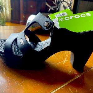 NWT CROC Cyprus V size 9